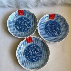 Q Squared by ALAINA YOUNG 5.5 Round Hammered Plate Set of 3. Blue/White.
